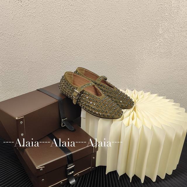 Alaia Alaia阿莱亚复古玛丽珍鞋芭蕾舞鞋！满满的少女风、既摩登又复古的味道！非常的简约大气 不管是半身裙、连衣裙还是牛仔裤、它都能成为点睛之笔！法国高端